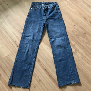 Raka Jeans - Säljer dessa blåa raka jeans från bikbok, oanvända och mycket fin kvalitet. Köparen står för frakt.