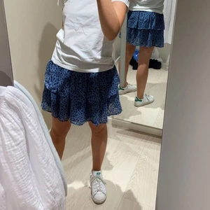 Blå volangkjol!! - Lägger ut igen pga oseriösa köpare!! Säljer en blå volangkjol, jättefin till sommaren. Helt oanvänd. Går att fraktas då köparen står för frakt eller mötas upp i Stockholm 💙💙 HÖGSTA BUD ÄR BINDANDE!! Köp dirket för 300kr inkl frakt!