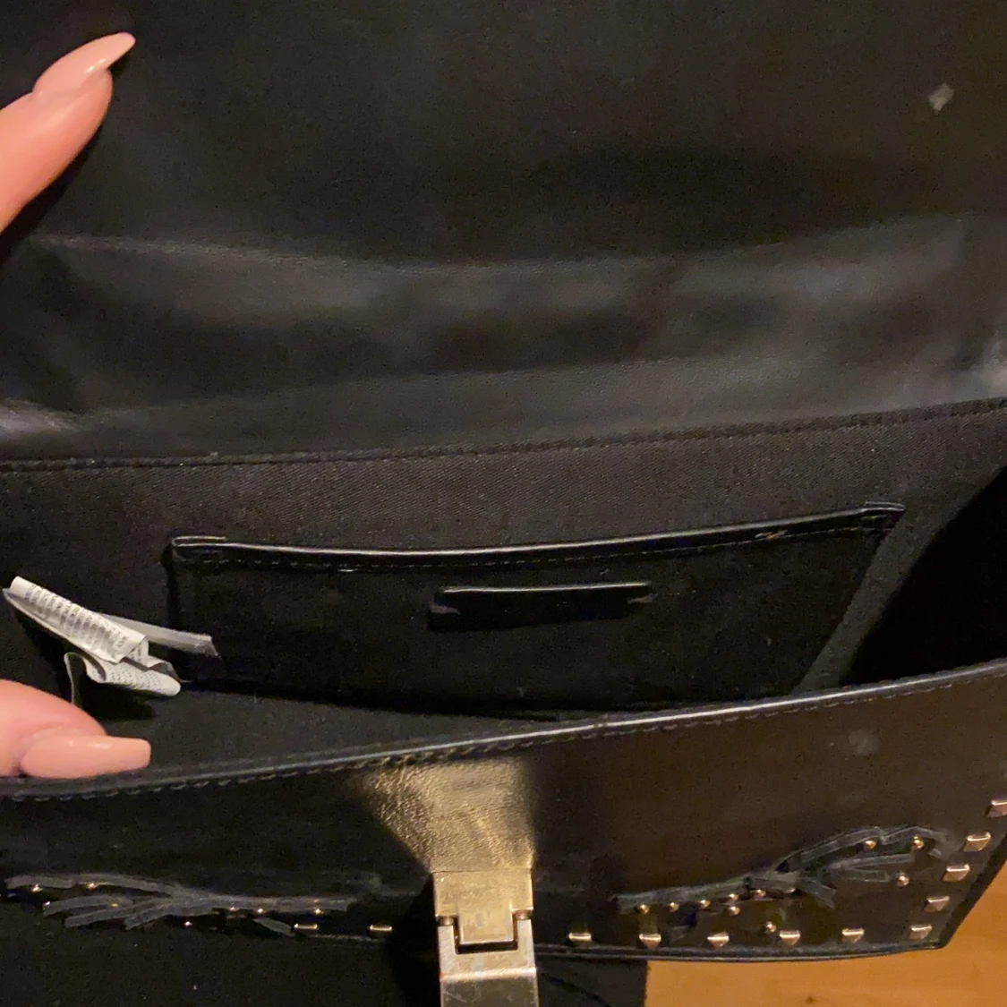 Svart väska med nitar  - 90