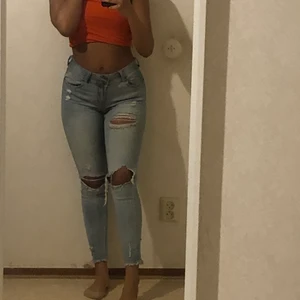 Jeans - Säljer ett par slitna jeans som är köpta i USA. Dom är köpta i storlek xs/s. Dom är väldigt stretchiga så de passar upp till storlek m skulle jag säga. Dom är så gott som nya då dom endast är använda en gång. Priset kan diskuteras. Kan mötas upp i Göteborg, men annars står du för frakten. Tveka inte på att höra av er vid frågor❤️