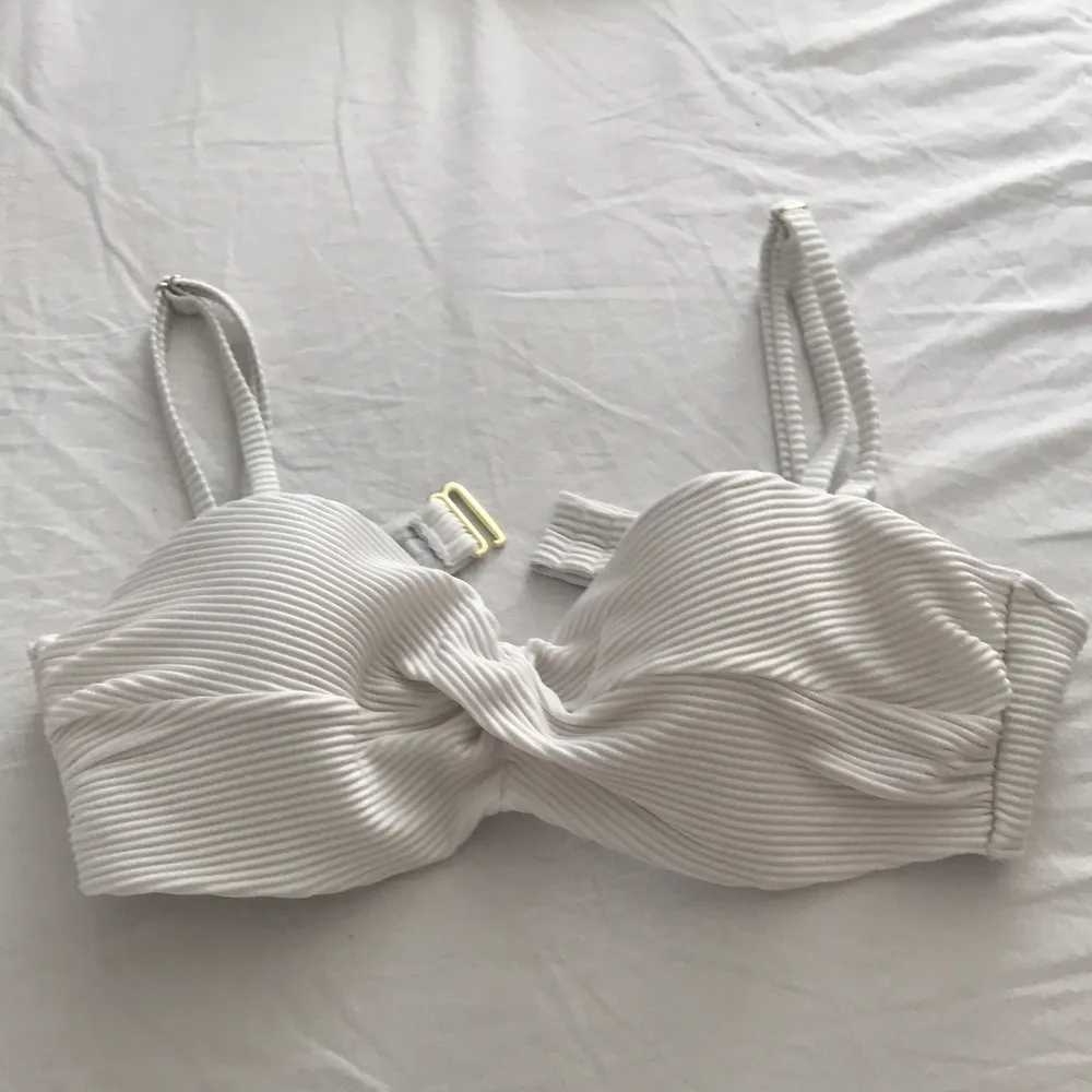 En fin vit bikini från H&M i storlek 75B passar även 80B. Övrigt.