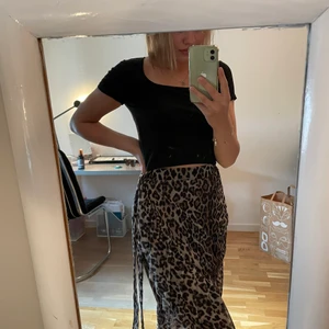 Kjol - Leopardkjol som går till knäna och är skuren om lott, så fin! Perfekt till sommaren och går att styla med olika toppar. Flitigt använd men har inte några defekter utan är i bra skick. Inte riktigt min stil längre. Från Gina, storlek 36 (small). Frakt ingår!😊