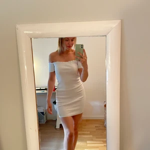 Klänning - Vit ribbad off-shoulder klänning i fint skick! Så fint till sommaren! Köpt utomlands och använd ett fåtal gånger. Inga defekter. Inte min stil längre, därför säljer jag klänningen. Storlek XS-S. Frakten är inte inkluderad i priset!