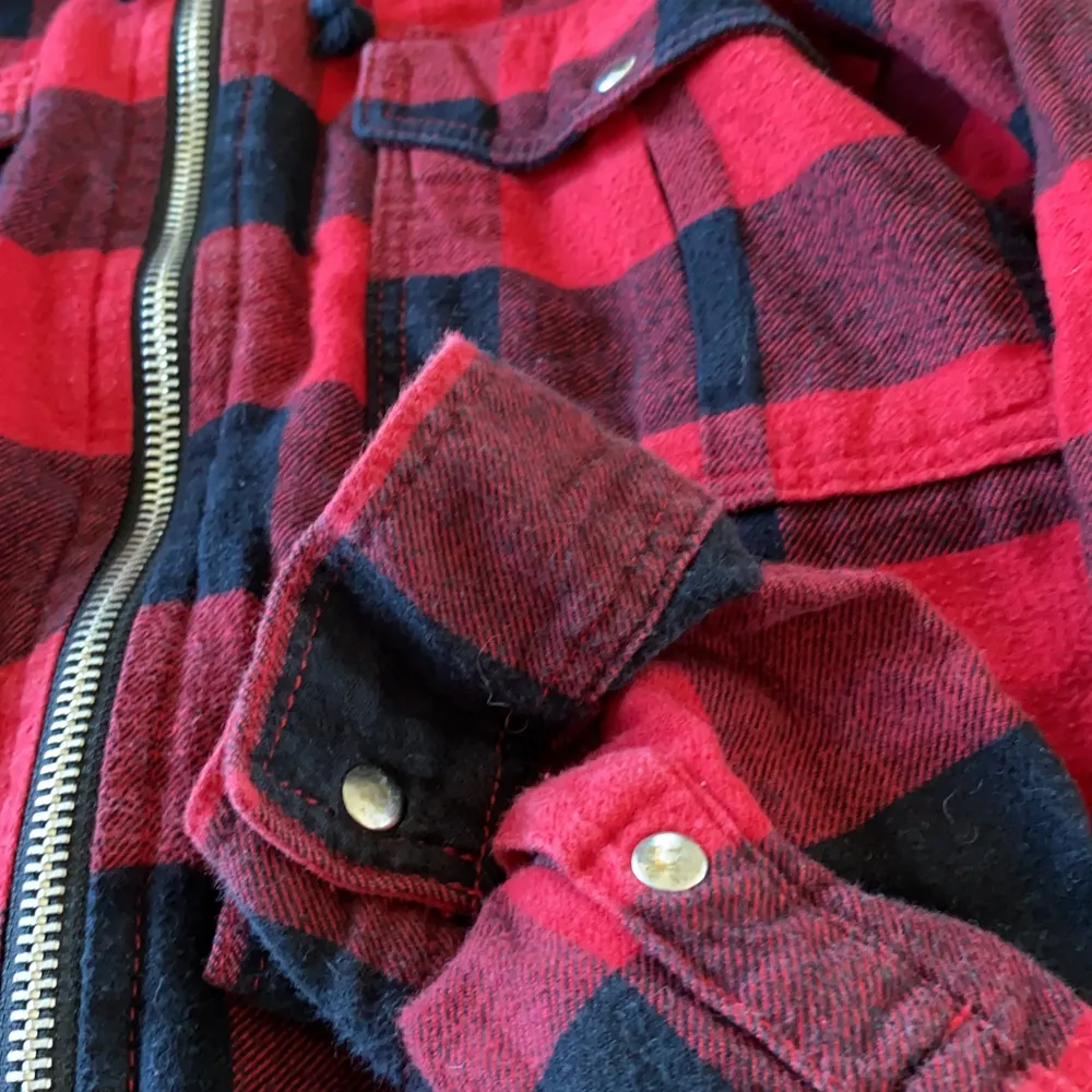 En skjortjacka som är röd som man kan ha som jacka, kofta och tröja 🥰 i mycket bra skick och finns inte kvar att köpa på hm ❤️ i storlek 34 . Jackor.