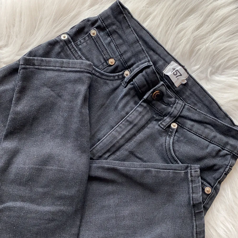 Gråa jeans från lager 157 i storlek s , inte speciellt stretchiga och inte super långa i benen utan de är normal långa. Modellen snake ⚡️💞🤪 frakt pris tillkommer ( säljer pga inte min stil) . Jeans & Byxor.