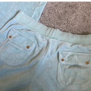 Juicy couture mjukis🤍 - Lägger upp igen pga oseriös köpare!!!✨Säljer mina super söta mjukisbyxer från juicy couture, dem är köpta för flera år sedan och därav är väldigt använda. Tyget är super fint och har hållt sig bra det är endast paljetterna/diamanterna som har lossnat och även knapparna på rumpan som ser slitna ut! Annars är byxorna i mycket bra skick💗 byxorna är i en superfin mintblå färg (pruta ej! Detta priset är det lägsta jag kan gå!)