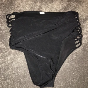Bikini underdel - Aldrig använd, för gillar inte höga bikinis. Den är skit cool på sidorna och sitter bra annars. Stl S men passar nog M också då den är stretchbar 