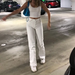Vita raka jeans zara - (Lånad bild) Säljer ett par raka vita jeans från zara eftersom de inte kommit till användning. Superbra skick och sitter som en smäck. Möts upp i Stockholm eller fraktar💓