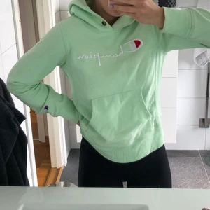 Champion tröja - Jättesnygg och trendig hoodie från Champion i en ljusgrön färg. Säljer pga för liten. 