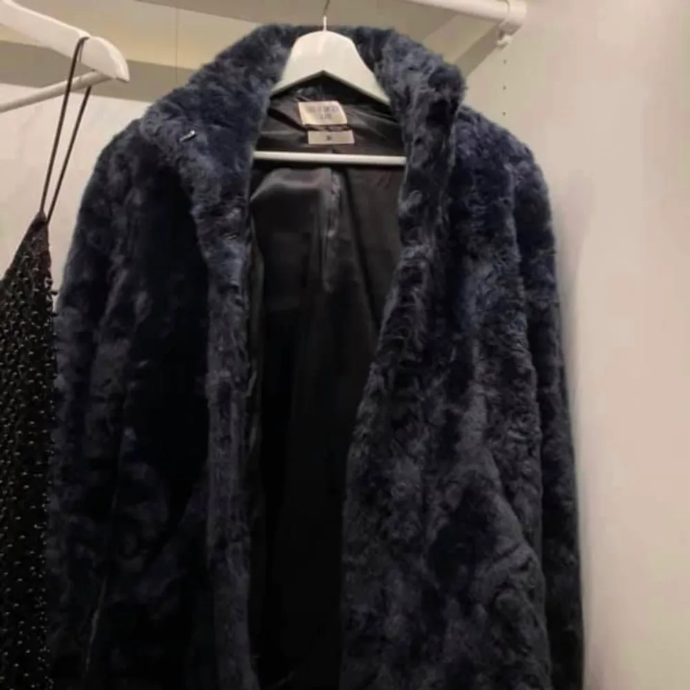 Helt ny faux fur jacka i läcker mörkblå färg, storlek S. Helt oanvänd!. Jackor.