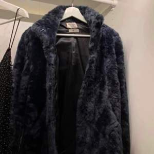 Helt ny faux fur jacka i läcker mörkblå färg, storlek S. Helt oanvänd!