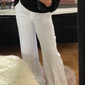 Linnebyxa NAKD - Köpta förra sommaren men inget slitage. Stuprörsliknande och högmidjade. Säljer även ett par likadana beige/grå💕.  Bud 170kr, köp direkt för 450