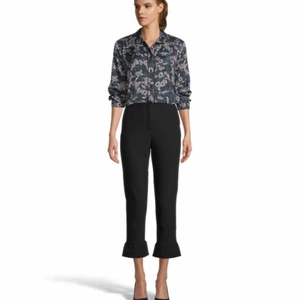 Maje kostymbyxor - Ett par svarta kostymbyxor från ”Maje” med tight passform samt volang nertill. Köpt för 1799kr. Nyskick! 