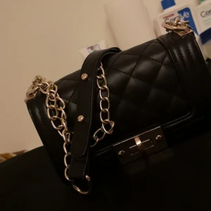 Väska  - En väska från Nelly. Köptes för två år sedan, den passar till mycket. Bandet går att ha både långt och kort. 