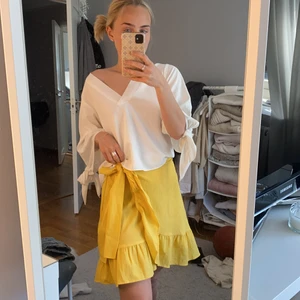 Omlott kjol - Riktigt somrig och fin kjol från vero Moda i Stolek xs, den passar allt i från xs-M/L, sällan använd! Köparen står för frakten:)