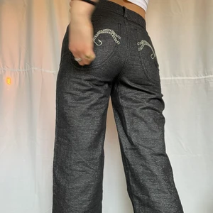 Glitter jeans - Snygga lite oversized jeans med as balla fickor där bak. Passar till både fest och vardag. 