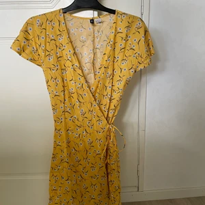 Blommig klänning 🌼 - Säljer denna sommarklänning från H&M 🌼 Jag har använt den en gång. Om du vill ha fler bilder finns jag i chatten. Frakt tillkommer i priset 💐🌼