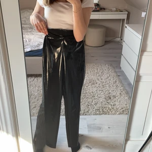 Lackbyxor storlek 36 - Säljer dessa balla lackbyxor , har aldirg kommit till användning men dom går till mina fötter och är 163lång 🥰😋