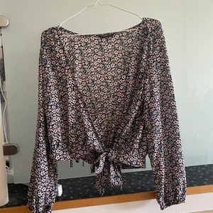 Helt ny blommig blus  - Helt ny blommig blus från SHEIN. Strl 44. 