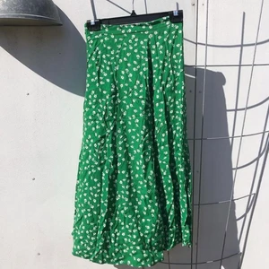 Kjol från h&m - Midikjol från H&M, perfekt till sommaren!!