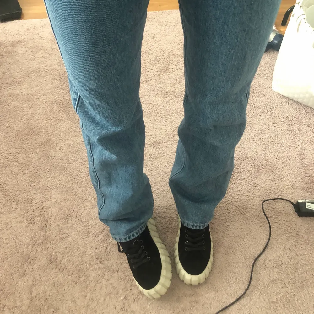 Weekday jeans i en mellan/mörkblå färg. Sitter superbra på mig som är 165 och har storlek 34 i typ alla byxor. Säljer ett par exakt likadana fast i svart, så in och kika på min profil!👊🏼. Jeans & Byxor.