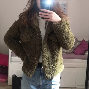 Fluff jacka fr. Ginatricot  - Fluff jacka från Gina i storlek S. Använd kanske 5 gånger väldigt sparsamt. Det finns 2 fejk fickor där fram. Supermysig men kommer tyvärr aldrig till användning längre och behöver en ny ägare❤️ Startbud på 150 kr