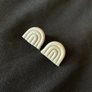 🌾✨🐚 Grå beiga örhängen 🐚✨🌾 - Hemmagjorda clay örhängen ✨🐚 frakt 15kr 🌾✨ 