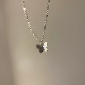 Fjärlils halsband 🦋🤍 - Hemmagjord fjärils halsband. Super fint halsband med en fin fjäril. (Silver smycke). För mer information kontakta oss genom att skriva på annonsen🤍