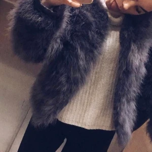 Fluffig jacka - En fluffig jacka från Chelsea som är i jättefint skick. Den köptes för 1000kr. Frakt tillkommer på 62kr