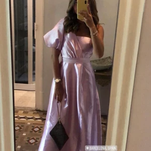 Klänning från By Malina - Säljer min helt fantastiska klänning från ByMalina som endast är använd 1 gång. Perfekt som balklänning, bröllopsgäst eller något annat roligt event 💗 tyvärr är bandet borttappat men det funkar lika bra utan/med ett liknande band. 