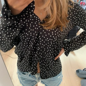 Prickig skjorta från nakd  - Fint skick! Går o styla över en topp också
