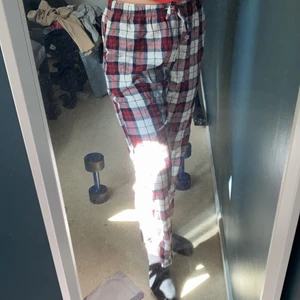 Rutiga mjukisbyxor från H&M - Sköna byxor från hm, storlek L, säljes för att dem är för korta för mig/) pris 150 ink frakt