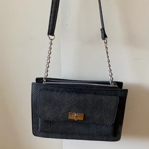 Väska - Fin väska med läderimitation💕 säljer då den inte kommer till användning