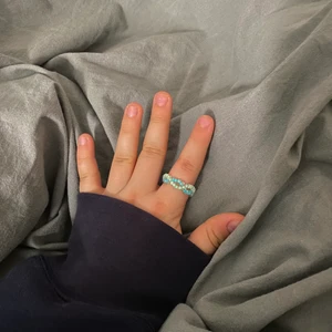 Handgjord Ring - En super fin ring som kan göras i alla möjliga färger perfekt till sommaren. Kontakta mig privat om ni vill ha en egen design gällande ett smycke. 💚