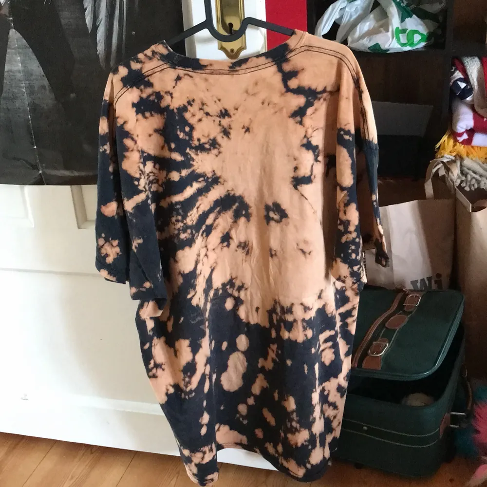 En asball Jägermeister t-shirt som jag blekt själv. Använd ett antal gånger och säljer nu pga att den inte längre används. Säljer för 100kr+ frakt😋. T-shirts.