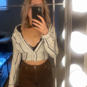 Skjorta - Säljer min vit och blå-randiga skjorta. Skitsnygg såhär men även stängd och ”utsläppt”