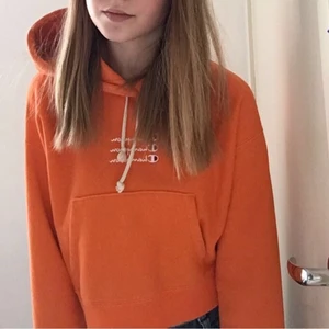 Champion crop hoodie - Women’s Uo Exlusive Orange Triple Script Logo Crop Hoodie. Mycket bra skick. Köpt på Urban Outfitters för 1100kr. Säljer för 200kr.🧡