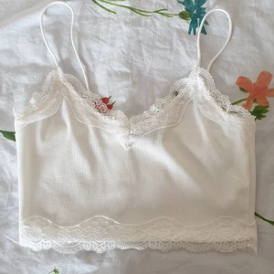 spets linne - Ett vitt linne med spets från shein! Köparen står för frakt💗