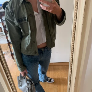 Pull & Bear militärjacka - Supercool militärgrön skjortjacka med militärliknande detaljer. 🌟 Köpt på Pull & Bear för ett par år sedan. Gillar den verkligen men använder den inte längre tyvärr 💕 Gratis frakt!! ✨