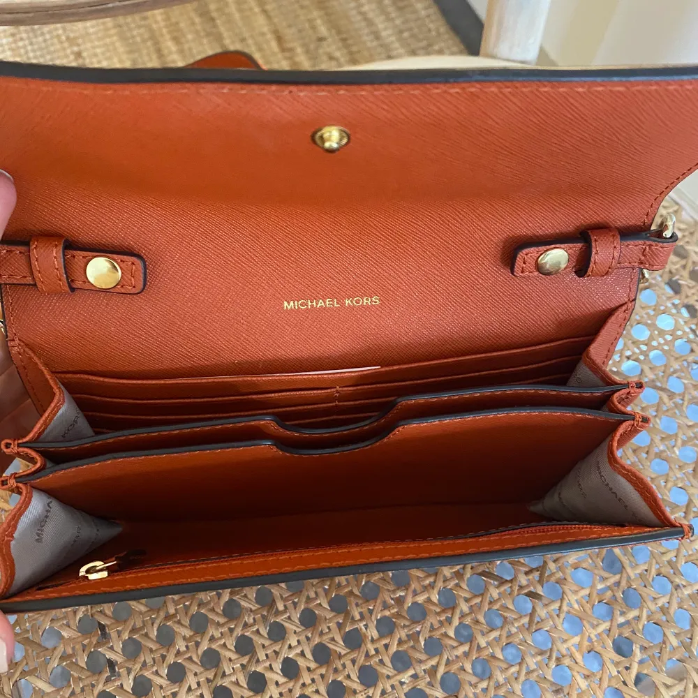 Clutch/ liten väska med kortfack och guldiga detaljer från Michael Kors i en somrig orange färg. Fint skick!. Accessoarer.