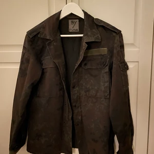 Jacka i militärmodell  - Jättesnygg jacka i militärmodell. Fickor på bröstet och en på ena ärmen. Hör av dig för fler bilder eller frågor. Vet ej märke på den. Köpt för 1000kr. Storleken är onesize men passar XS-M. Köparen står för frakt 