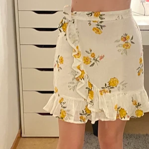 Kjol - Super fin kjol i storlek XS/S. Aldrig använd. Buda i kommentarerna🌸✨