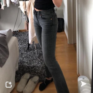 Gråa zara jeans - Så fina gråa zara jeans! Säljer för att de inte kommer till användning💕 sitter jättebra på! Passar mig perfekt som är 160