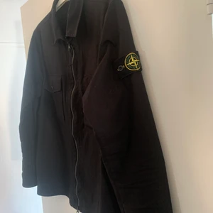 Stone Island Overshirt - Säljer min svarta Stone Island overshirt från 2020. Inte använd speciellt många gånger, condition 8/10. Retail gick för 3200 har kvitto. Tänker mig runt 2000, går att diskuteras. Storlek M