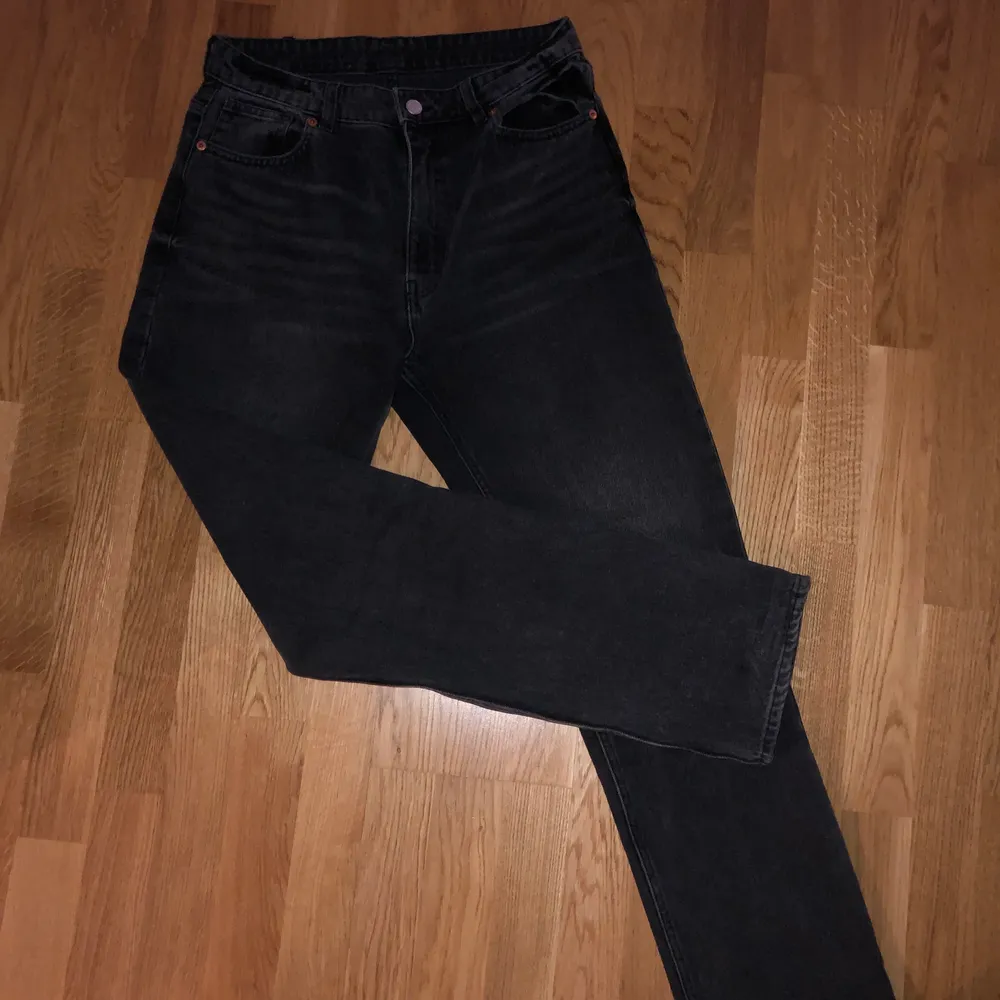 Taiki jeans från Monki i färgen svart, använda ett fåtal gånger pga fel storlek. Svårt att veta den exakta storleken på jeansen men skulle säga att de sitter som en M-L, bra längd på benen också.. Jeans & Byxor.