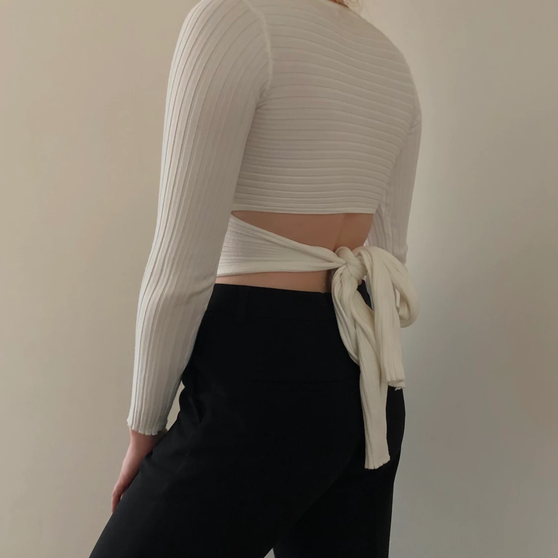 Vit topp med knytdetalj  - 91