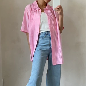 Vintage skjorta - En superfin oversized vintage skjorta! Så fin nu till sommaren att ha över en bikinin eller till jeans💕 