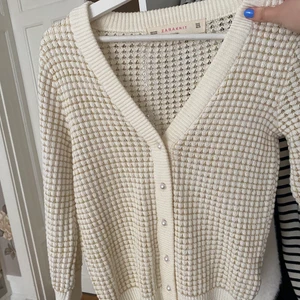 Zara kofta  - Kofta ifrån zara, kan både användas som kofta och topp.             Fint skick! Storlek M på barnavdelningen så mer som en S🤍