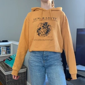 Pull&Bear orange hoodie XS - Pull&Bear orange hoodie i bra skick XS.
