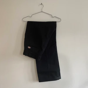 Dickies 28 - Säljer denna ursnygga kostymbyxan från Dickies. Den är lite styv i modellen och i iprincip nyskick (använda 2 ggr). Köpt för cirka 800kr (nånting). Priset är inkl. 70kr frakt.               !!!!OBS!!!! Frakten står som gratis då den är sammanslagen med priset!!!!